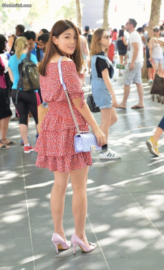 陪一位美腿姐姐逛街时拍摄的照片[第1张/共5张]