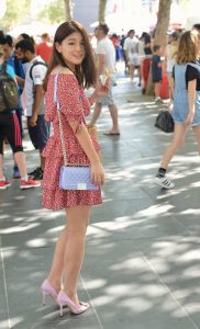 陪一位美腿姐姐逛街时拍摄的照片