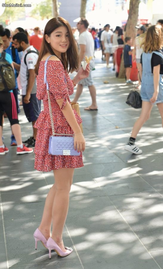 陪一位美腿姐姐逛街时拍摄的照片[第3张/共5张]