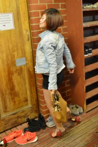 趁她进门脱高跟鞋瞬间抓拍