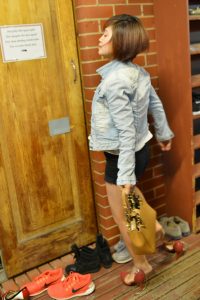 趁她进门脱高跟鞋瞬间抓拍