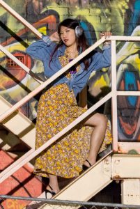 内心狂野的辛迪姐踩高跟鞋拍照片