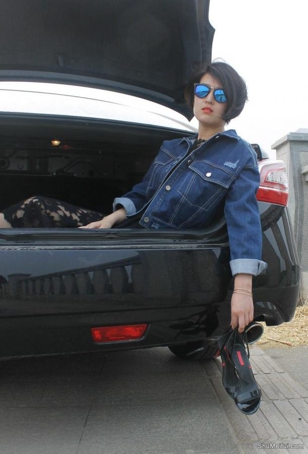 酷帅的短头发人妻牛仔短裤美腿玉足极品[第27张/共35张]