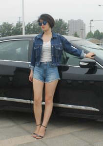 酷帅的短头发人妻牛仔短裤美腿玉足极品