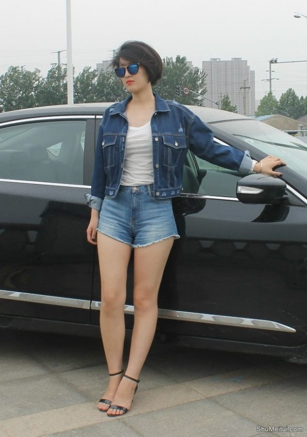 酷帅的短头发人妻牛仔短裤美腿玉足极品[第3张/共35张]