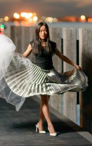 熟女摩卡穿乳白色尖头红底高跟外拍裙角飞扬