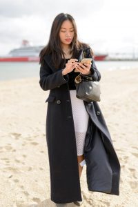 气质熟女摩卡假期在海边不忘换上高跟鞋