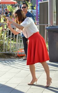 抓拍一个在景区拍照的高跟美女