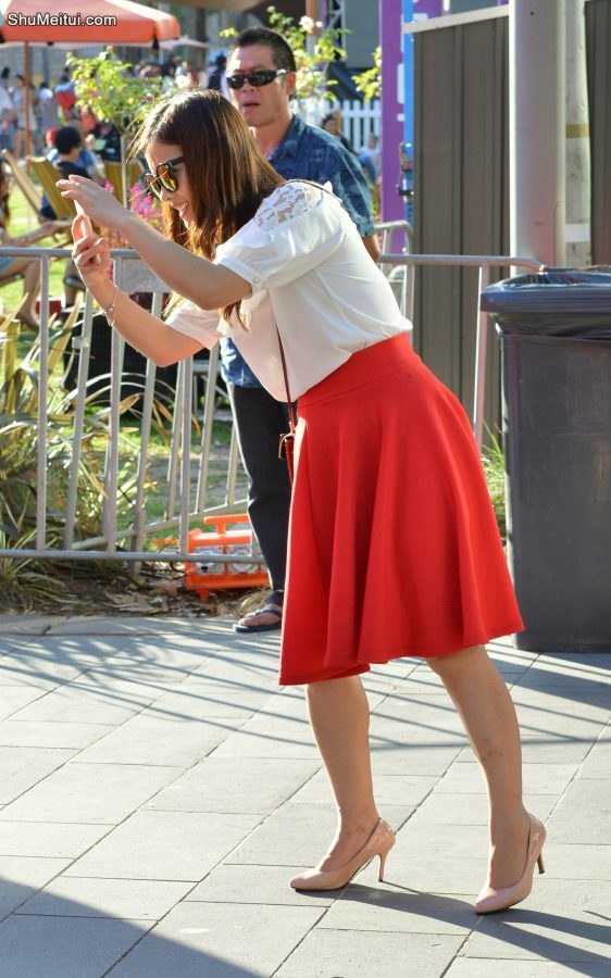 抓拍一个在景区拍照的高跟美女[第3张/共3张]