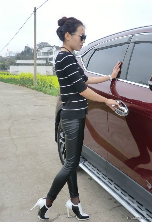 身材高挑的美嫂子皮裤+黑丝精彩[第3张/共32张]