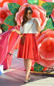 抓拍一个在景区拍照的高跟美女