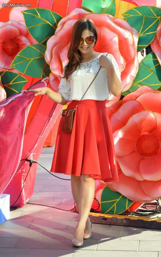 抓拍一个在景区拍照的高跟美女[第1张/共3张]