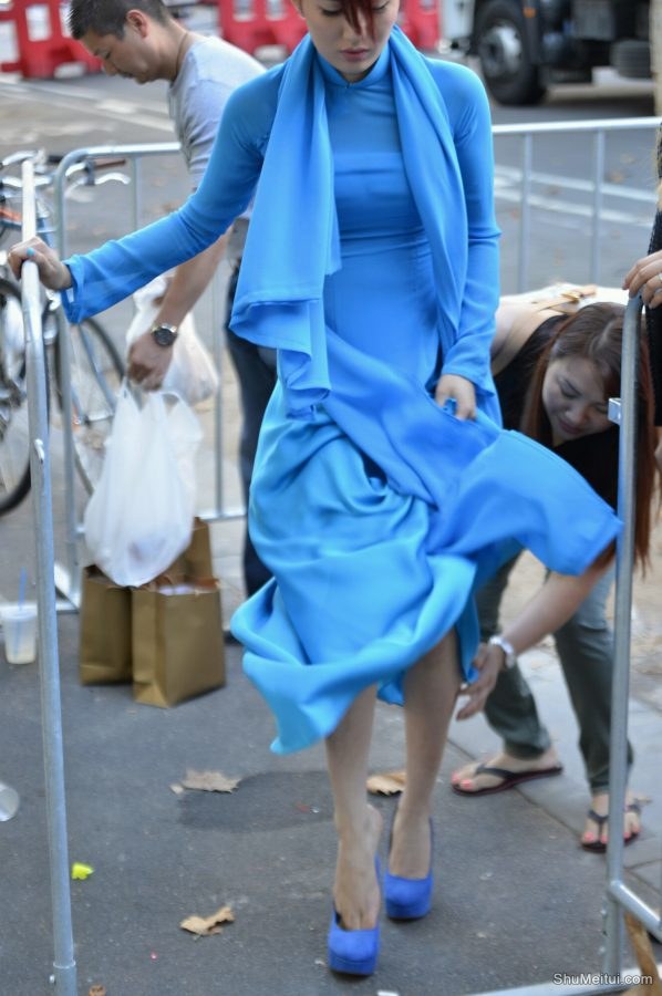 在台上表演的优雅姐姐下台换高跟鞋抓拍[第2张/共4张]