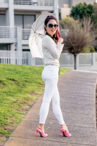 辛迪穿紧身白裤滚圆美臀一级棒