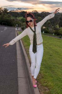 辛迪穿紧身白裤滚圆美臀一级棒