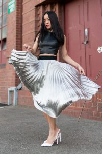 熟女摩卡穿乳白色尖头红底高跟外拍裙角飞扬