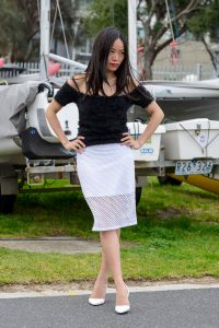 气质熟女摩卡假期在海边不忘换上高跟鞋