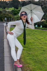 辛迪穿紧身白裤滚圆美臀一级棒