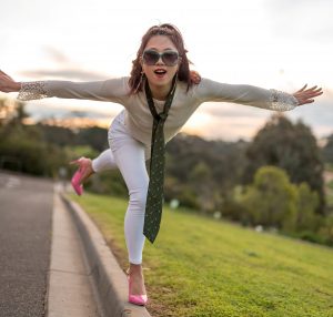 辛迪穿紧身白裤滚圆美臀一级棒