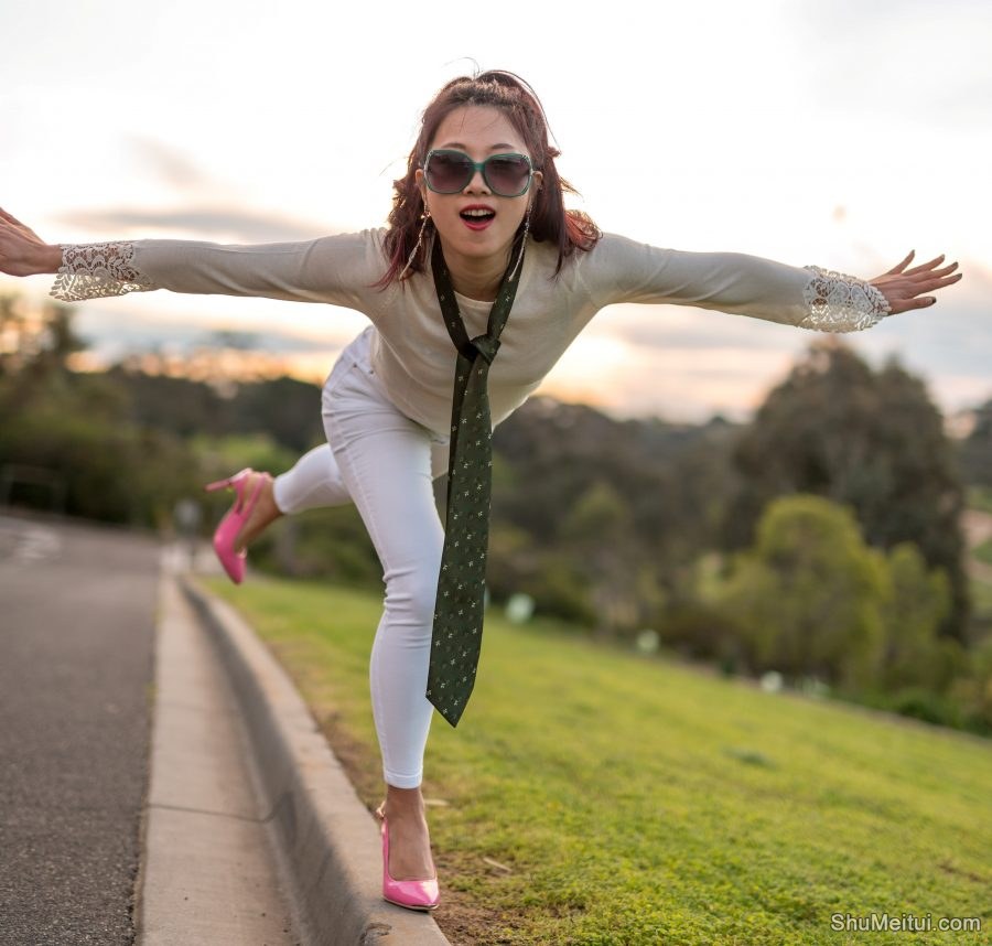 辛迪穿紧身白裤滚圆美臀一级棒[第16张/共26张]