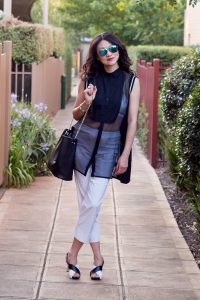 网上刚认识的一位波浪长发熟女的生活照片