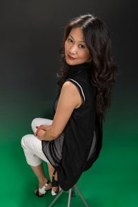 网上刚认识的一位波浪长发熟女的生活照片