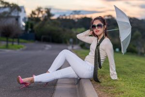 辛迪穿紧身白裤滚圆美臀一级棒