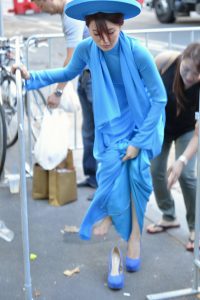 在台上表演的优雅姐姐下台换高跟鞋抓拍