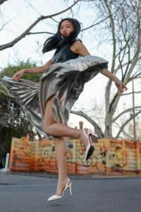 熟女摩卡穿乳白色尖头红底高跟外拍裙角飞扬