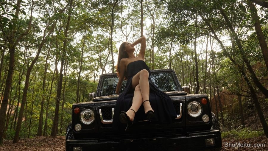 气质高傲的长发姐姐穿上了肉色丝袜在越野上拍照片[第8张/共13张]