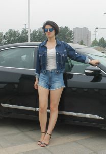 酷帅的短头发人妻牛仔短裤美腿玉足极品