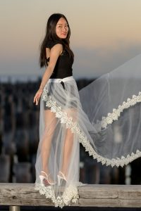 熟女摩卡穿乳白色尖头红底高跟外拍裙角飞扬