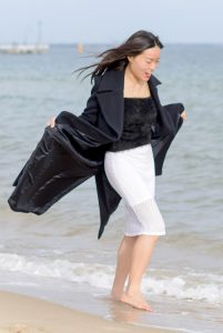 气质熟女摩卡假期在海边不忘换上高跟鞋