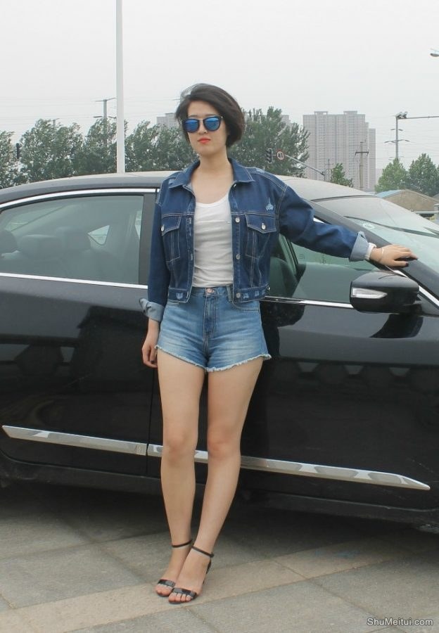 酷帅的短头发人妻牛仔短裤美腿玉足极品[第2张/共35张]