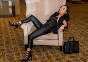 穿紧身裤恨天高的性感姐姐