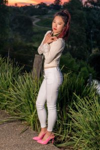 辛迪穿紧身白裤滚圆美臀一级棒