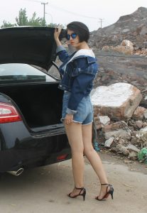 酷帅的短头发人妻牛仔短裤美腿玉足极品