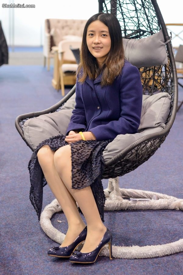 邻家小姐姐穿了质感的肉色丝袜[第1张/共2张]