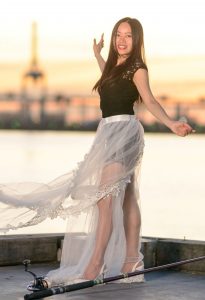 熟女摩卡穿乳白色尖头红底高跟外拍裙角飞扬