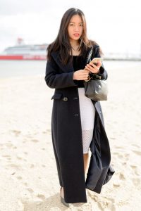 气质熟女摩卡假期在海边不忘换上高跟鞋