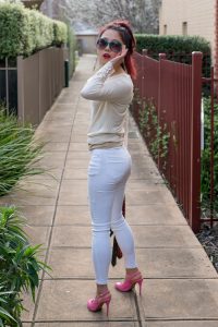 辛迪穿紧身白裤滚圆美臀一级棒