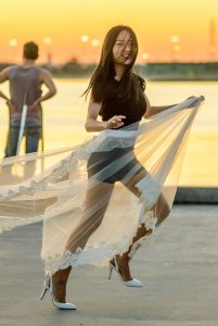 熟女摩卡穿乳白色尖头红底高跟外拍裙角飞扬