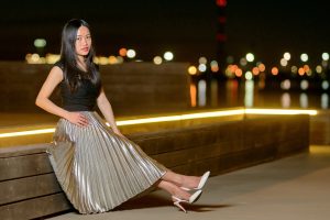 熟女摩卡穿乳白色尖头红底高跟外拍裙角飞扬