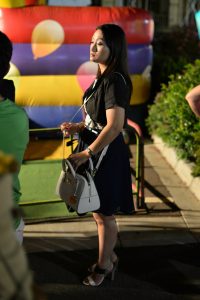 有味道的浓妆妇女美足踩细高跟