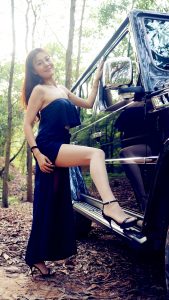 气质高傲的长发姐姐穿上了肉色丝袜在越野上拍照片