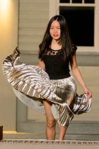 熟女摩卡穿乳白色尖头红底高跟外拍裙角飞扬