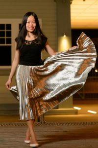 熟女摩卡穿乳白色尖头红底高跟外拍裙角飞扬