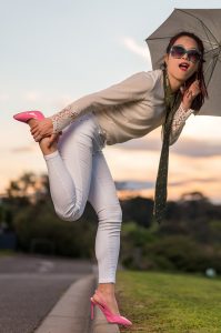 辛迪穿紧身白裤滚圆美臀一级棒