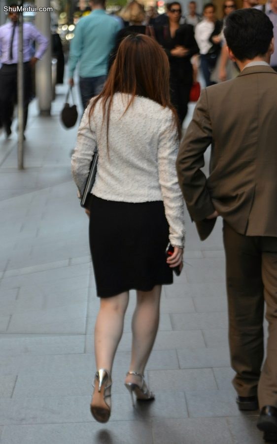 穿性感凉高跟的上班女郎准备见客户[第3张/共3张]