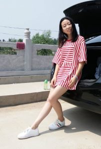 穿帆布鞋的白腿小媳妇客串车模